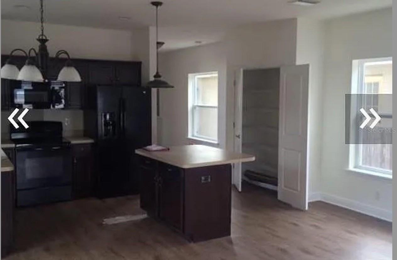 2128 W Walnut St - Photo 3 of 17