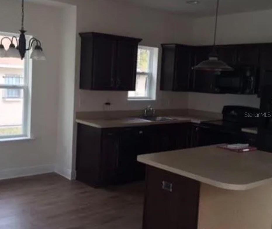 2128 W Walnut St - Photo 4 of 17