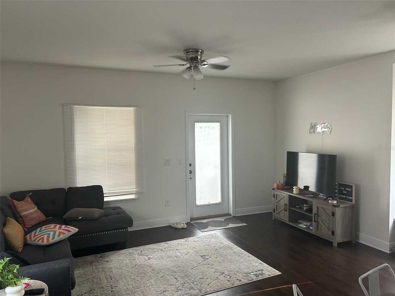 2128 W Walnut St - Photo 5 of 17