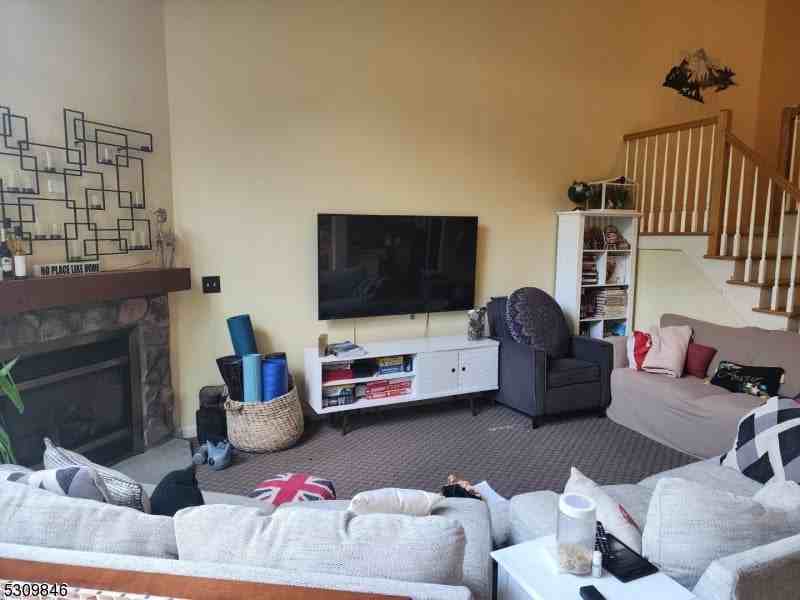 8 Maple Cres ## 23 - Photo 3 of 33