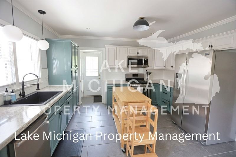 1829 Duffield Dr Ne - Photo 2 of 16