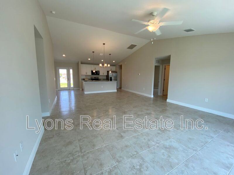 1000 Ne 44th Ln - Photo 2 of 21