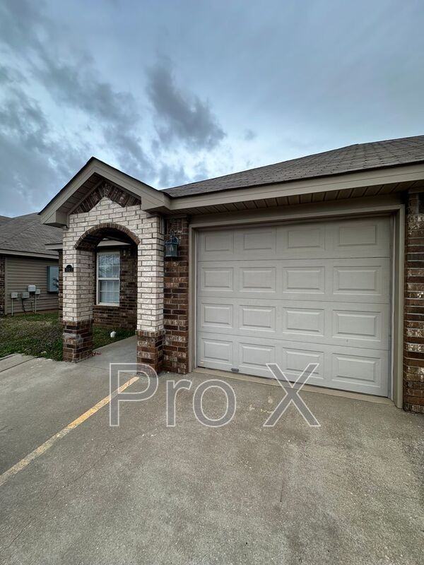3302 Sw Victoria Pl #2 - Photo 2 of 15