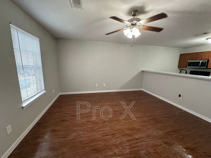 3302 Sw Victoria Pl #2 - Photo 3 of 15