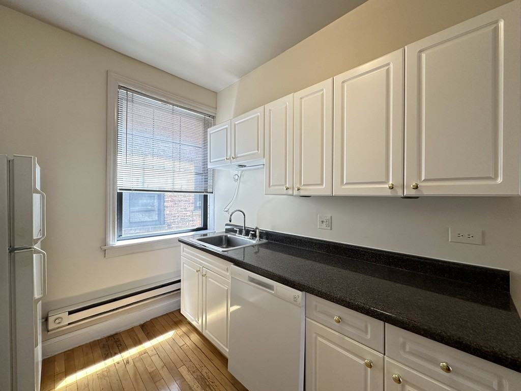 1315 Oak Ave #2J - Photo 3 of 21