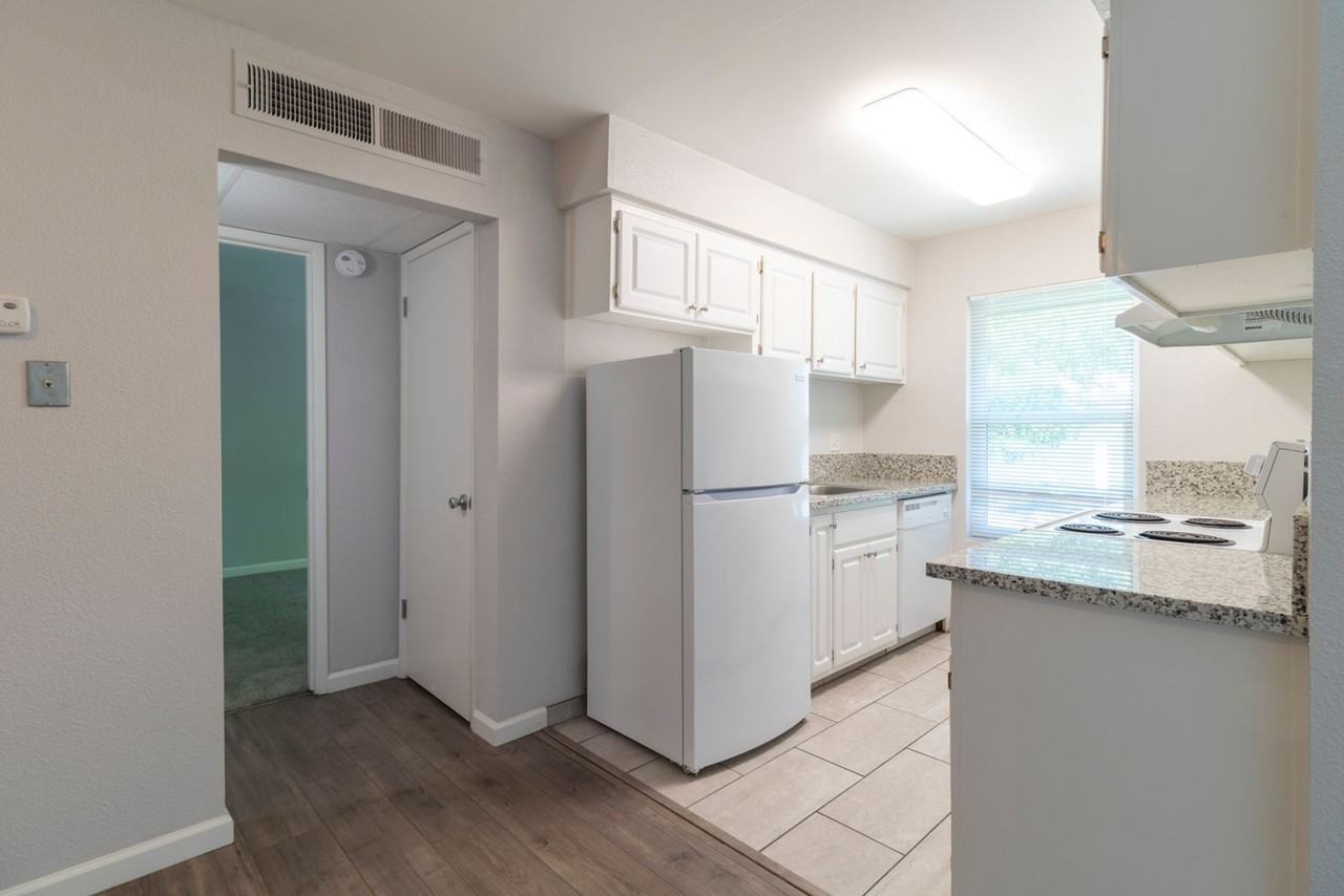 Pinewood Apartments - Photo 4 of 12