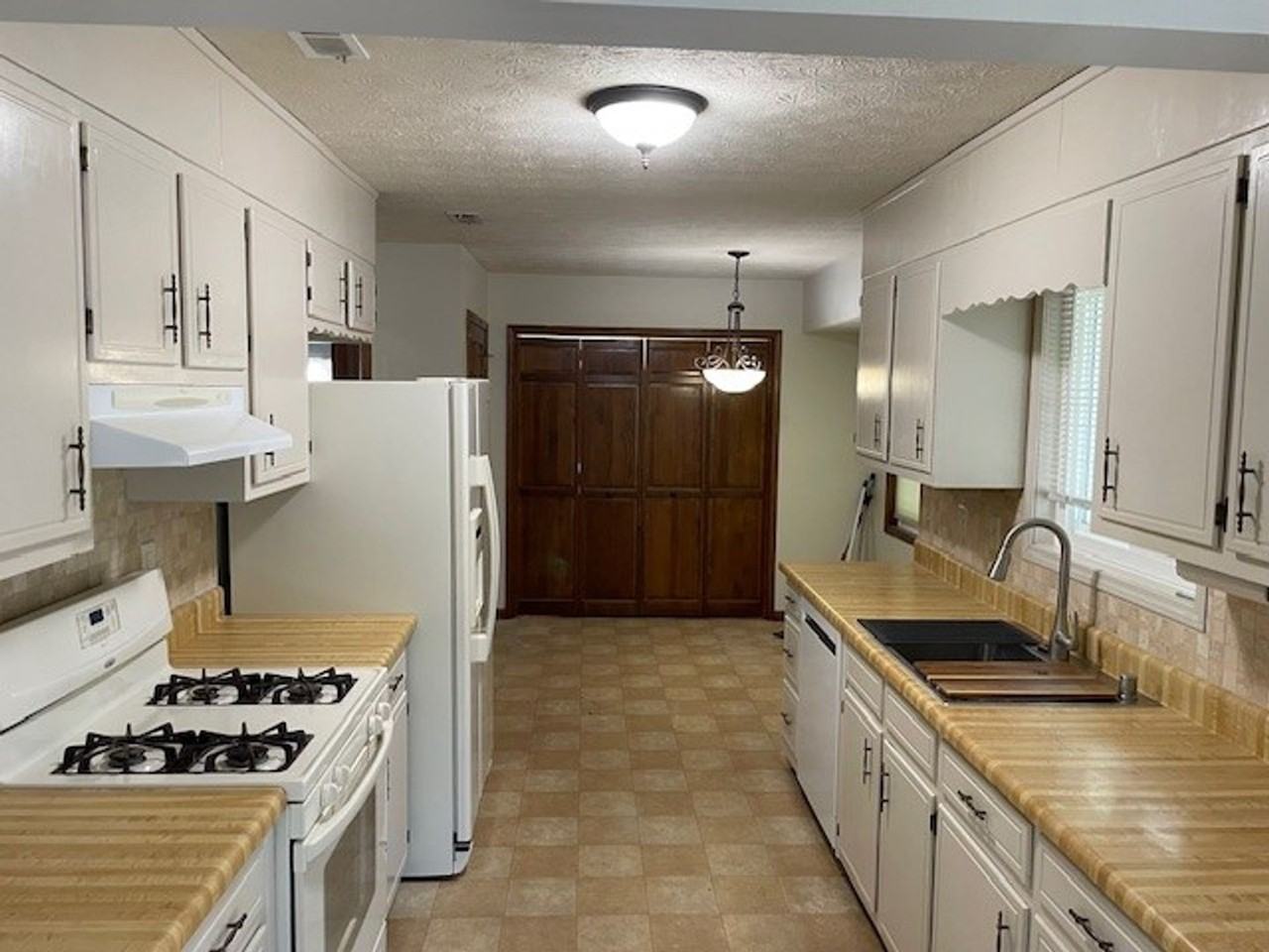 100 Sandown Dr - Photo 7 of 18