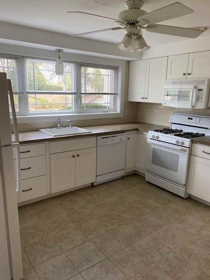 1047 Whitney Ave - Photo 2 of 5