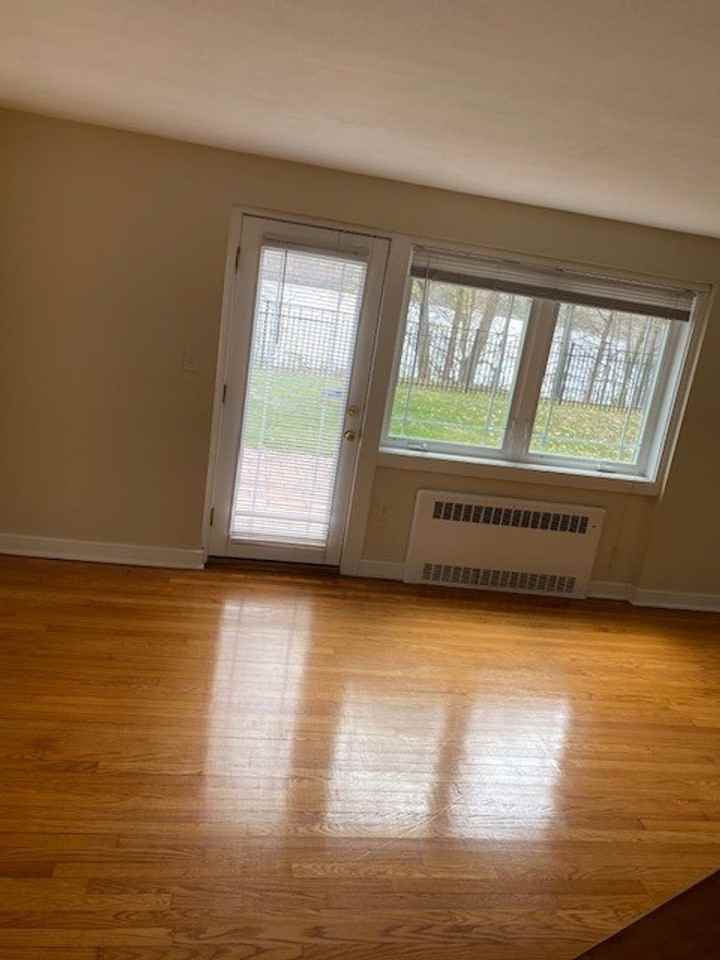 1047 Whitney Ave - Photo 3 of 5