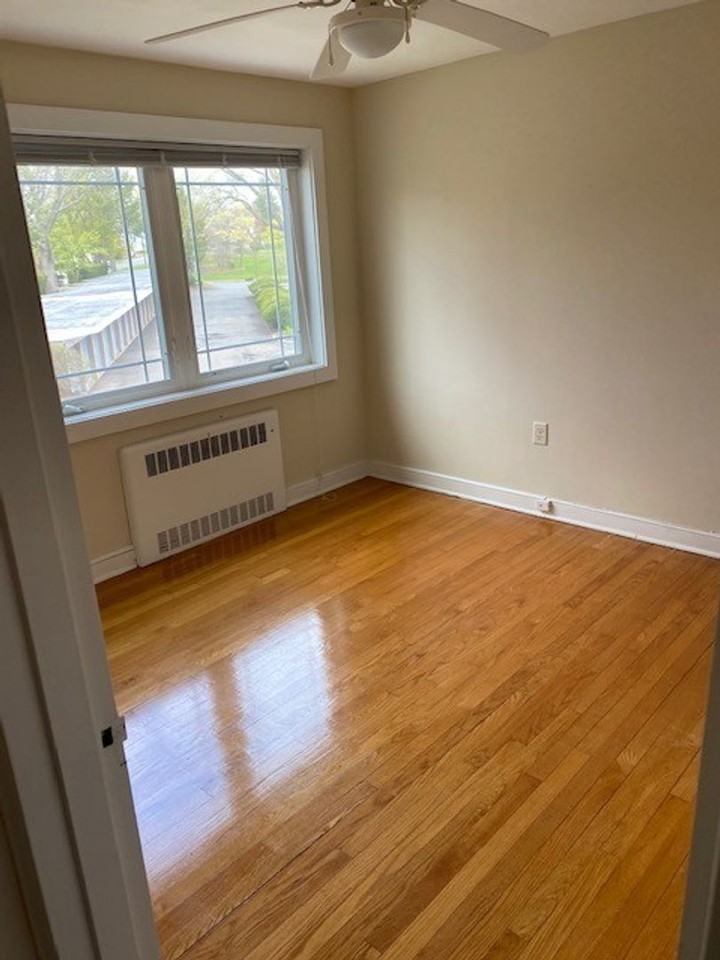 1047 Whitney Ave - Photo 4 of 5