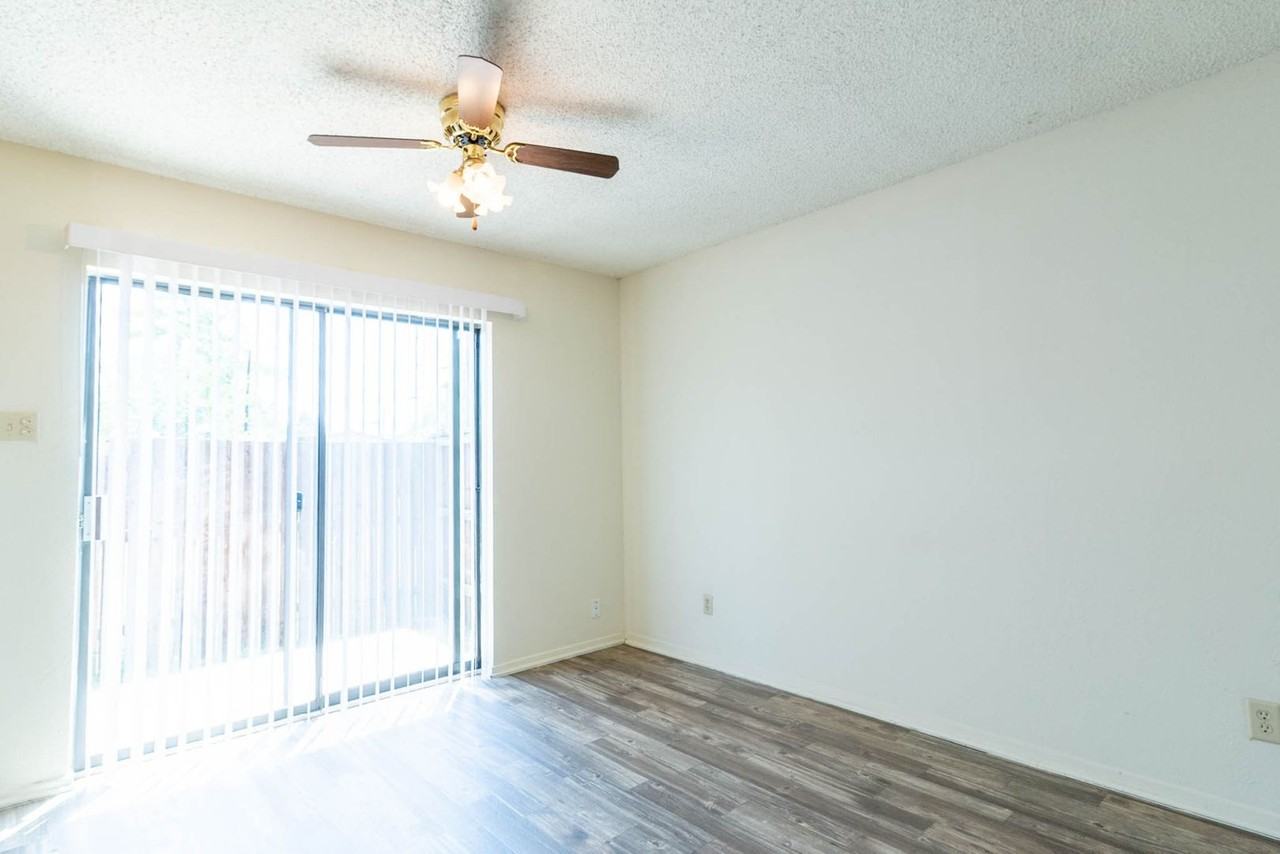 922 Fannin St - Photo 6 of 12