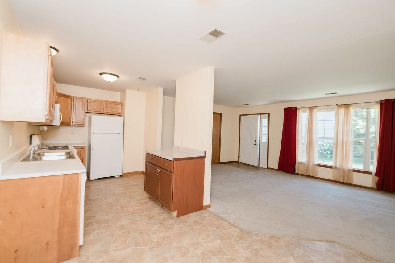 1977 Laura Ln - Photo 3 of 19