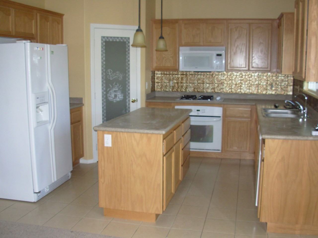 260 Dahlia St - Photo 2 of 7