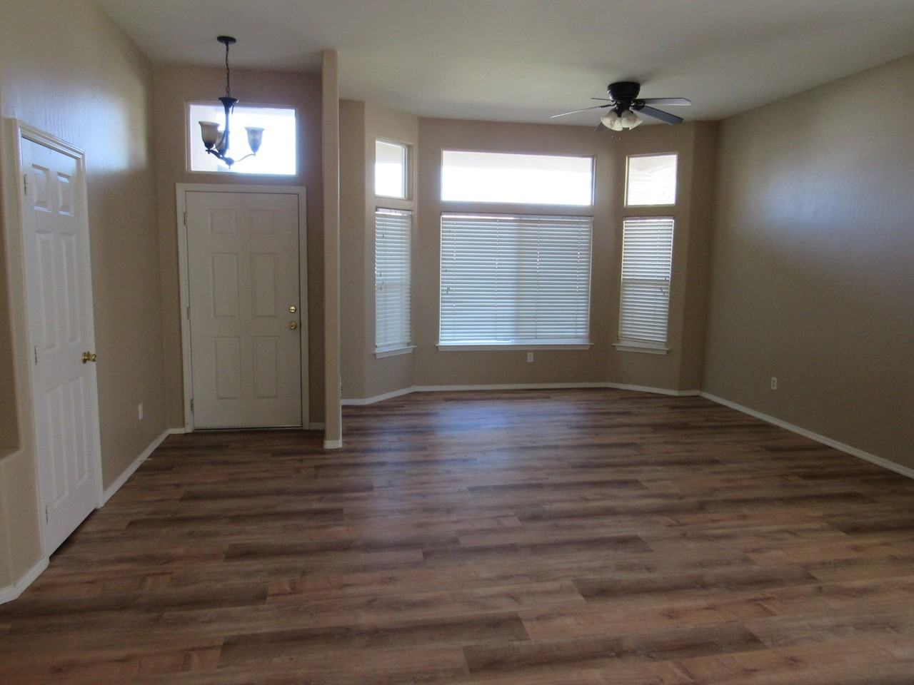 260 Dahlia St - Photo 3 of 7