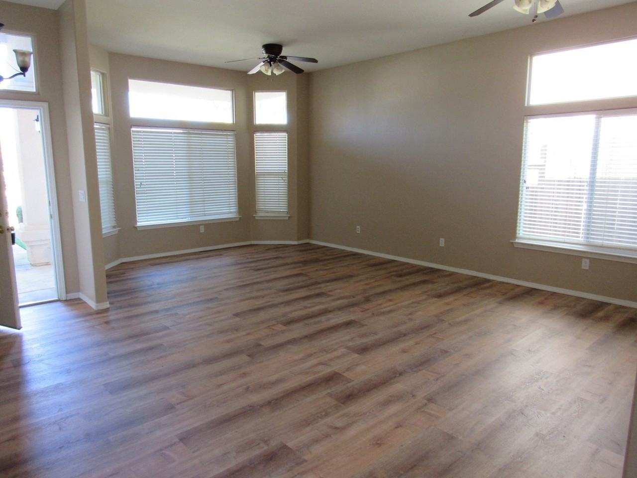 260 Dahlia St - Photo 5 of 7