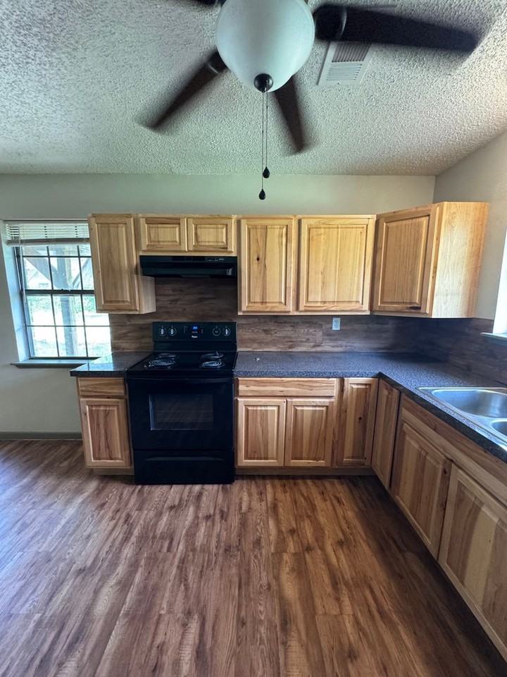 106 N Fairview St - Photo 3 of 17