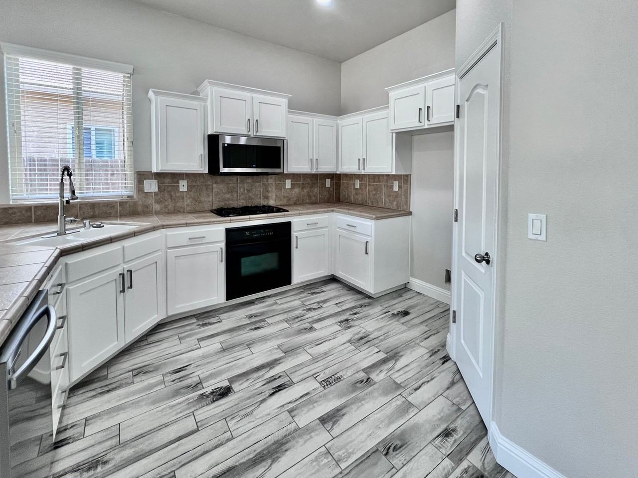 2143 S Shirley Ave - Photo 2 of 27