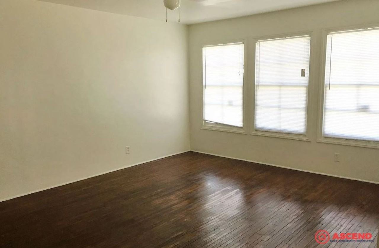 3125 Truxtun Ave - Photo 3 of 7