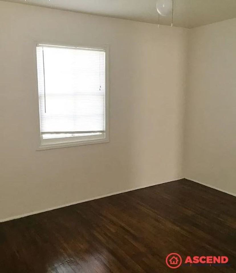 3125 Truxtun Ave - Photo 6 of 7