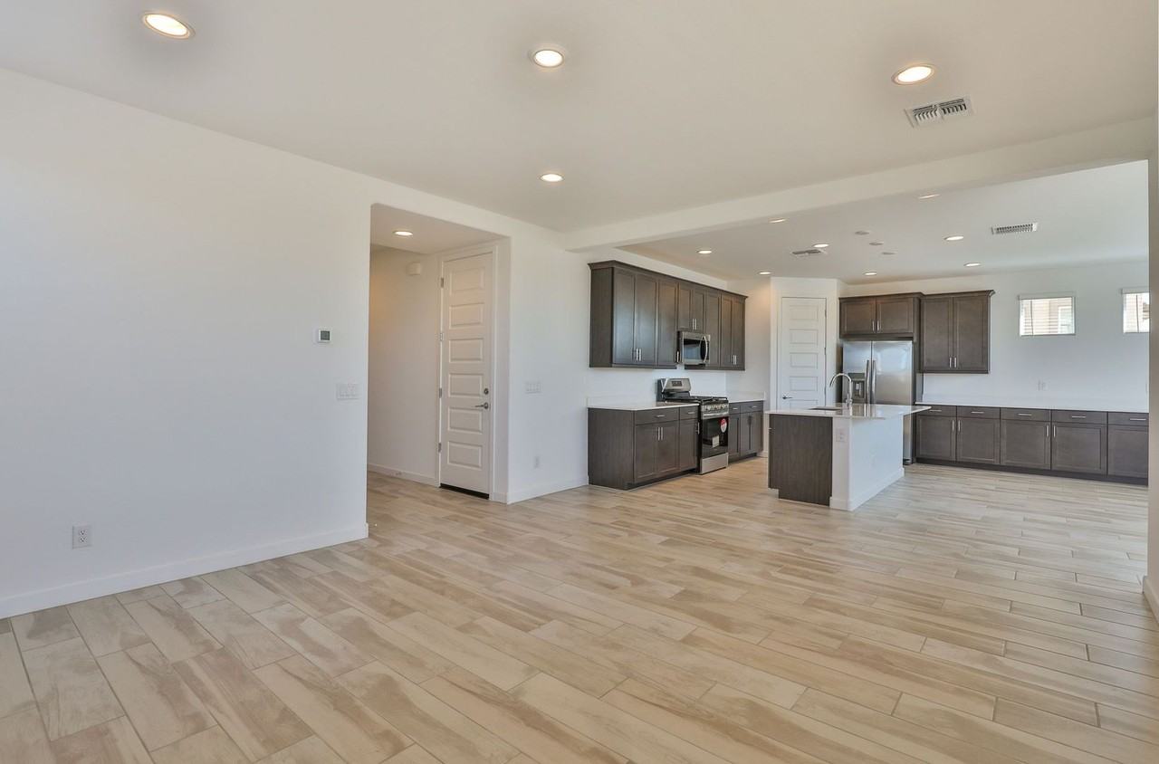 8223 E Petunia Ave - Photo 3 of 46