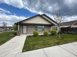 featured image of 996 Nw Oak Ave