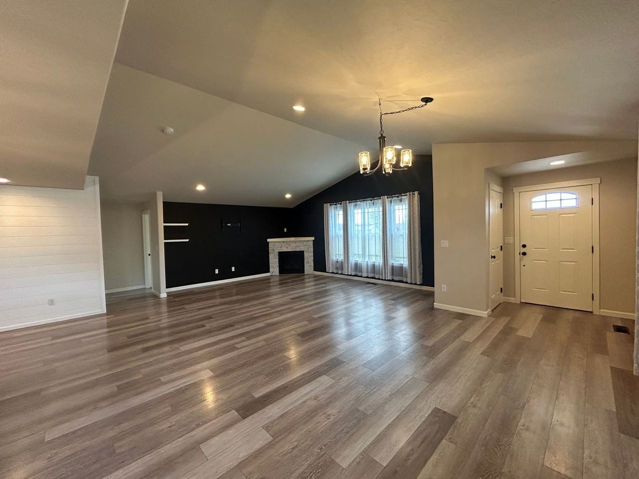 996 Nw Oak Ave - Photo 3 of 31