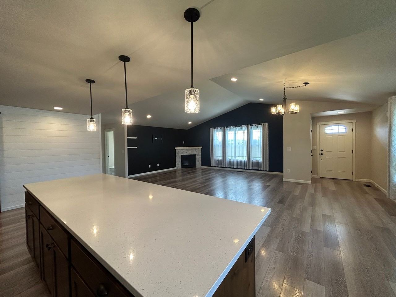 996 Nw Oak Ave - Photo 4 of 31