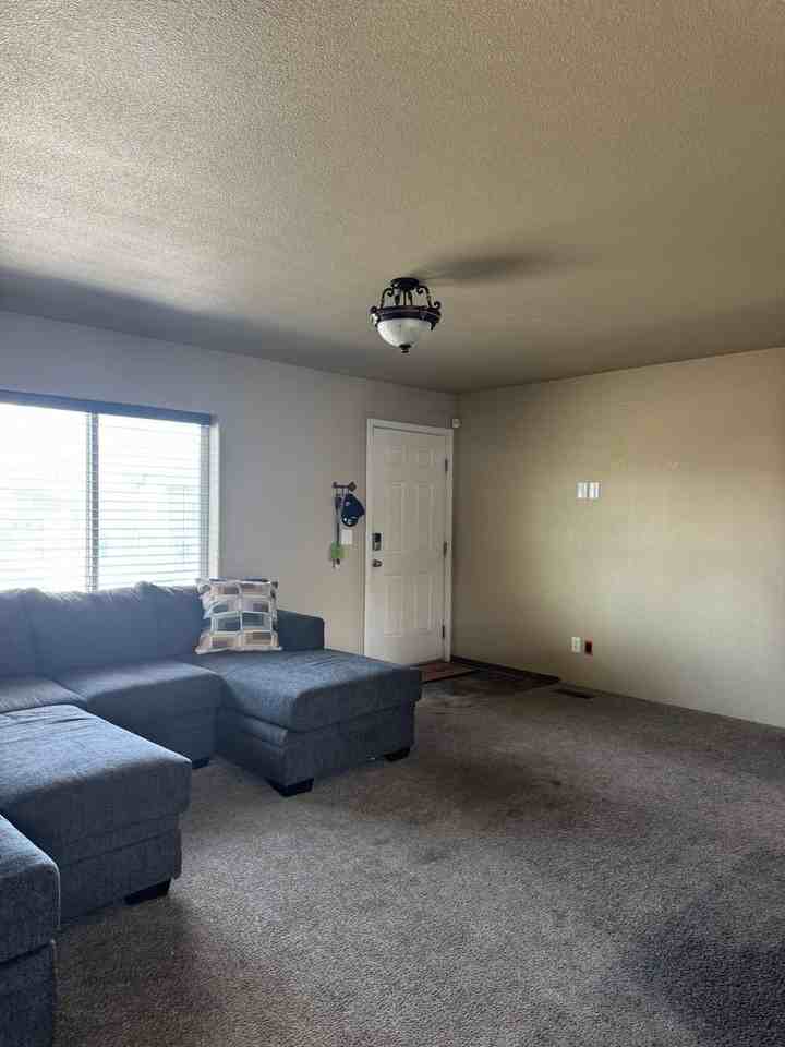1581 Daisy Dr - Photo 3 of 13