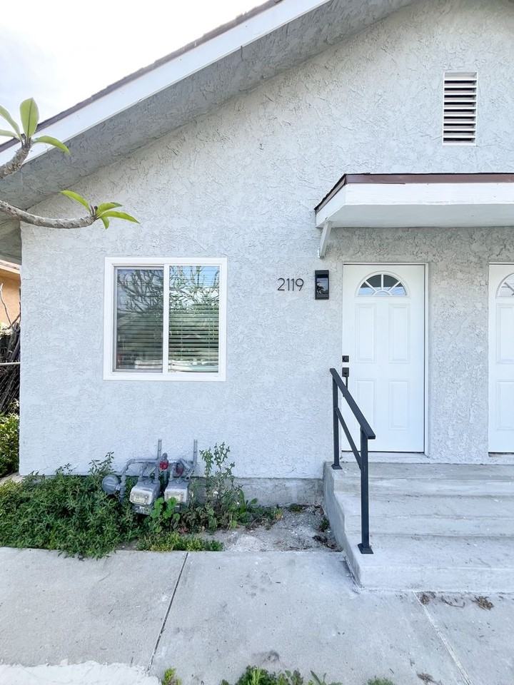 2119 Eastlake Ave - Photo 2 of 16