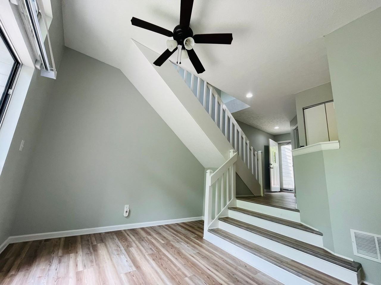 1938 E Bay Pointe Dr - Photo 4 of 26