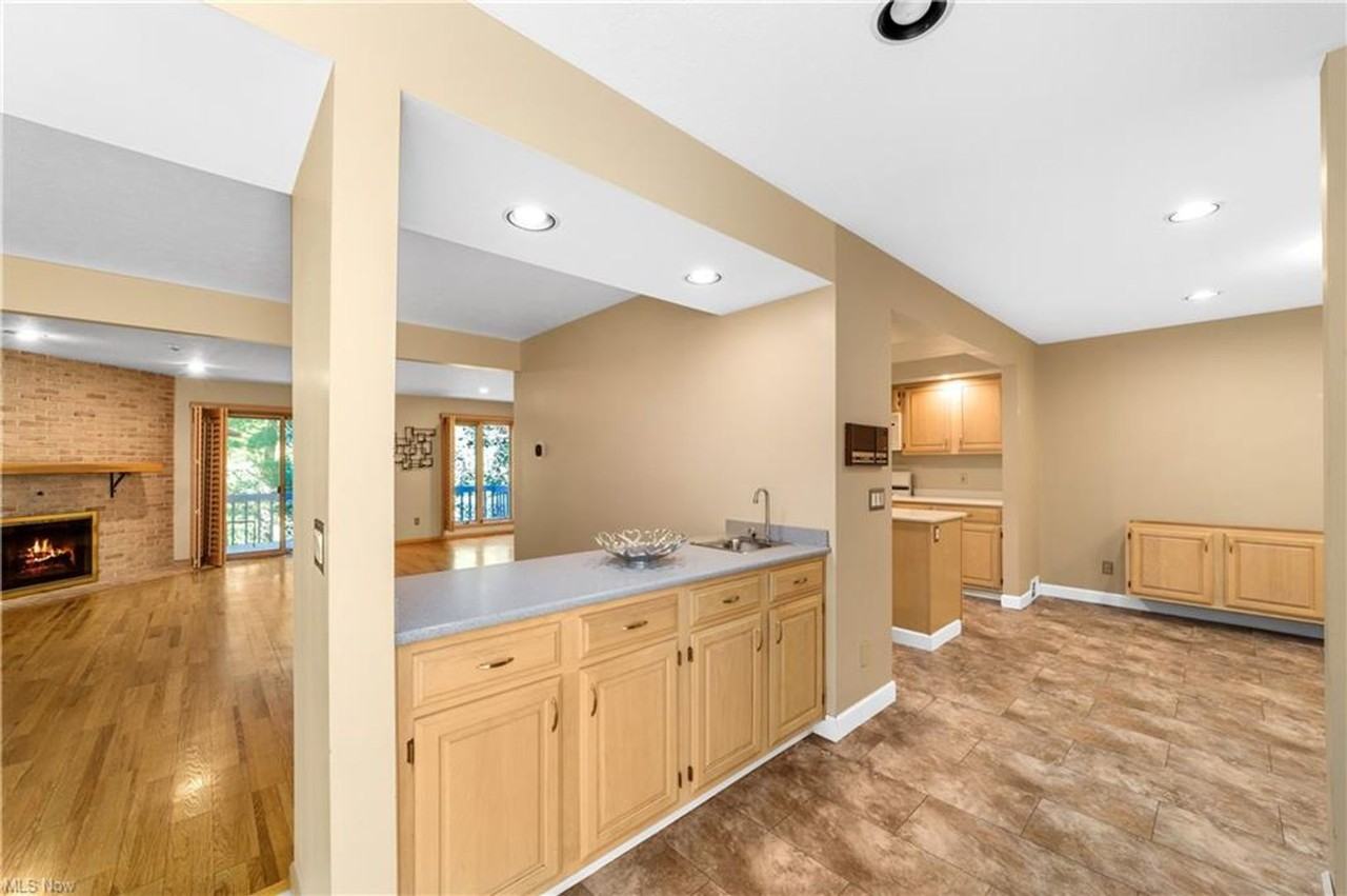 5761 Som Center Rd - Photo 7 of 43