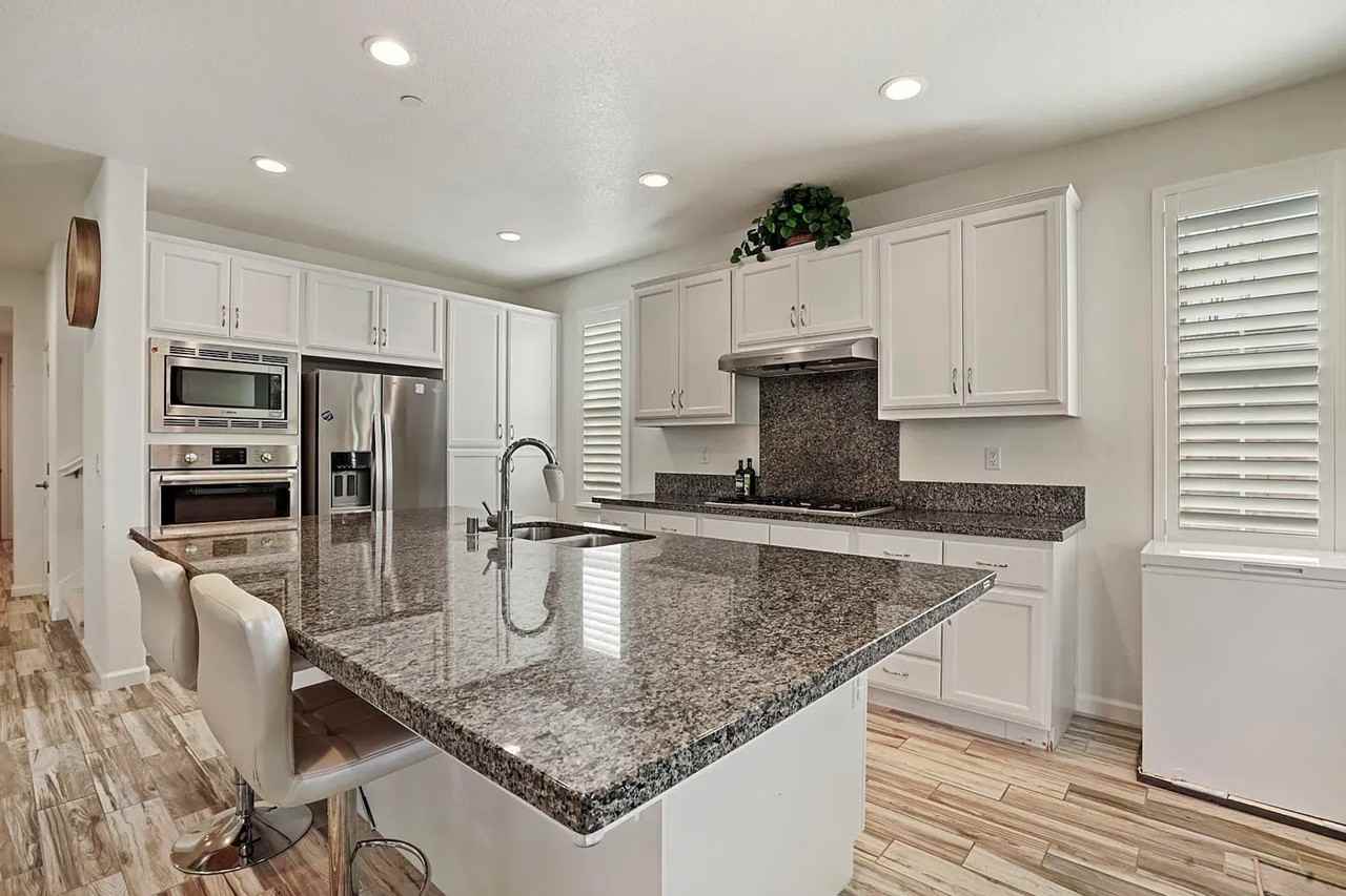 2543 Chardonnay Ln - Photo 3 of 10