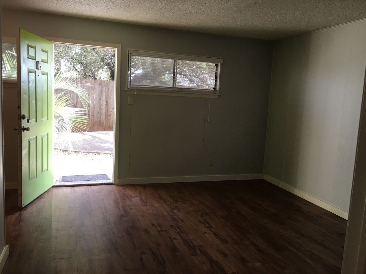 820 Houston St - Photo 3 of 6