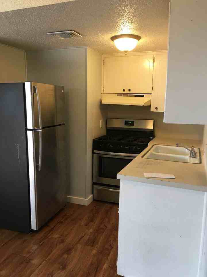 820 Houston St - Photo 4 of 6