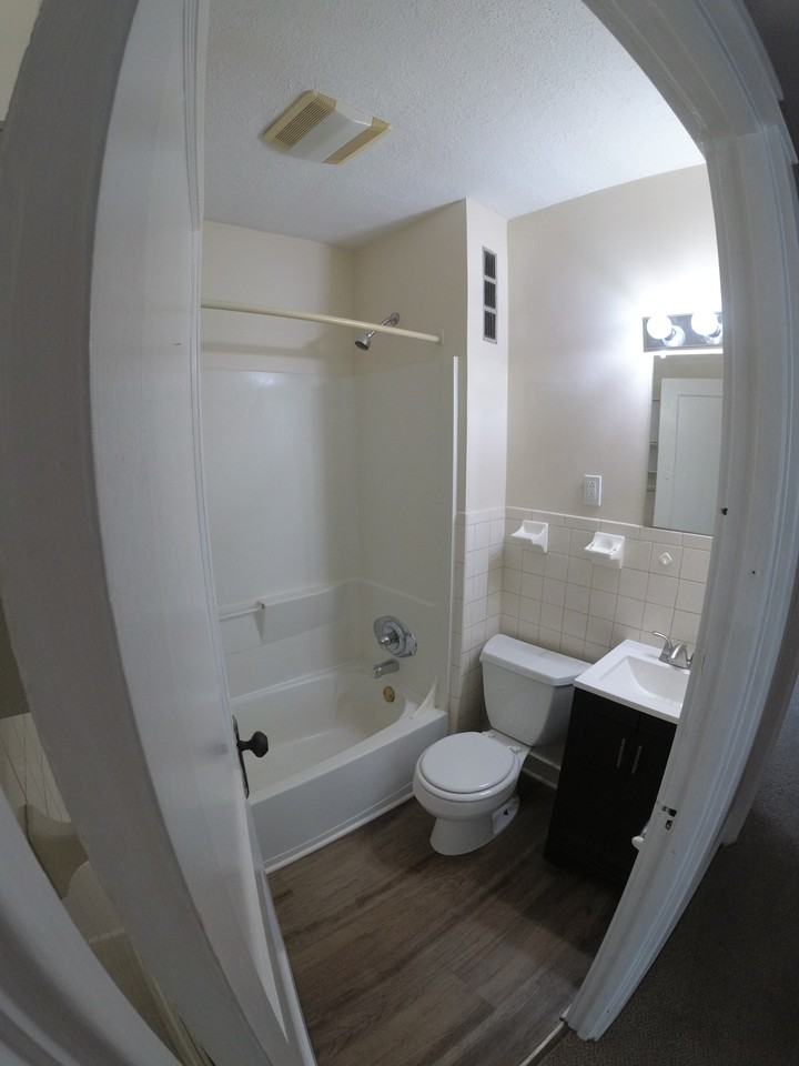1026 W 30th St Unit 2 #NA - Photo 5 of 8