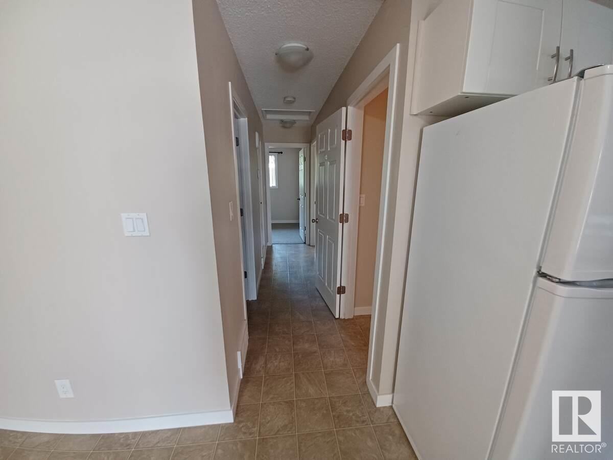 Spacious 2 Bedroom 1 Bathroom Main Floor*In Suite Laundry*Great Location - Photo 3 of 30