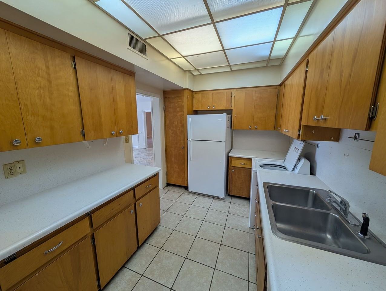 LAGARDE APARTMENTS - Photo 5 of 19