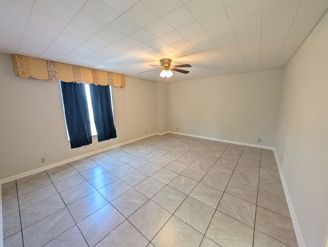 LAGARDE APARTMENTS - Photo 6 of 19