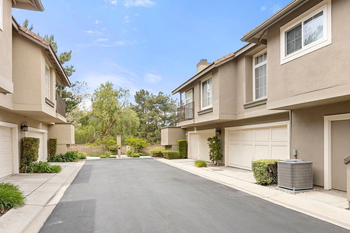 631 S Glenhurst Dr - Photo 2 of 22