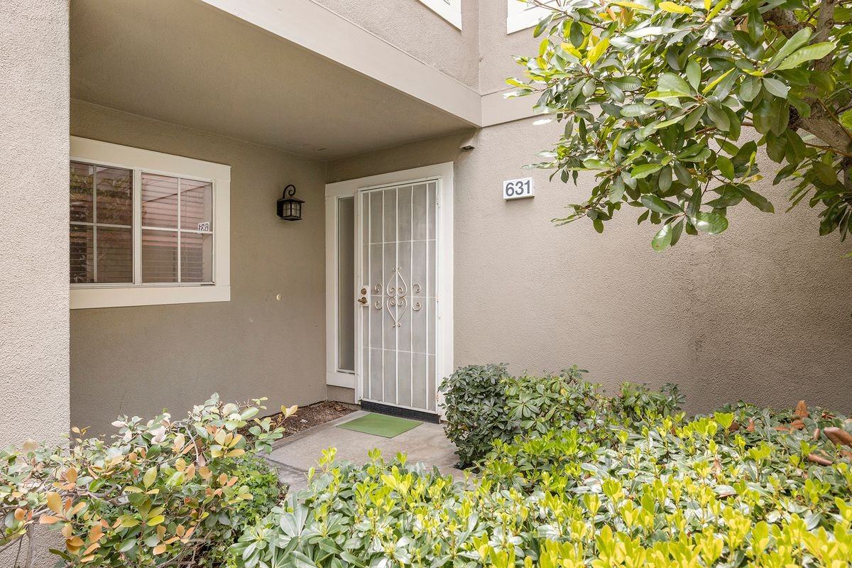 631 S Glenhurst Dr - Photo 3 of 22