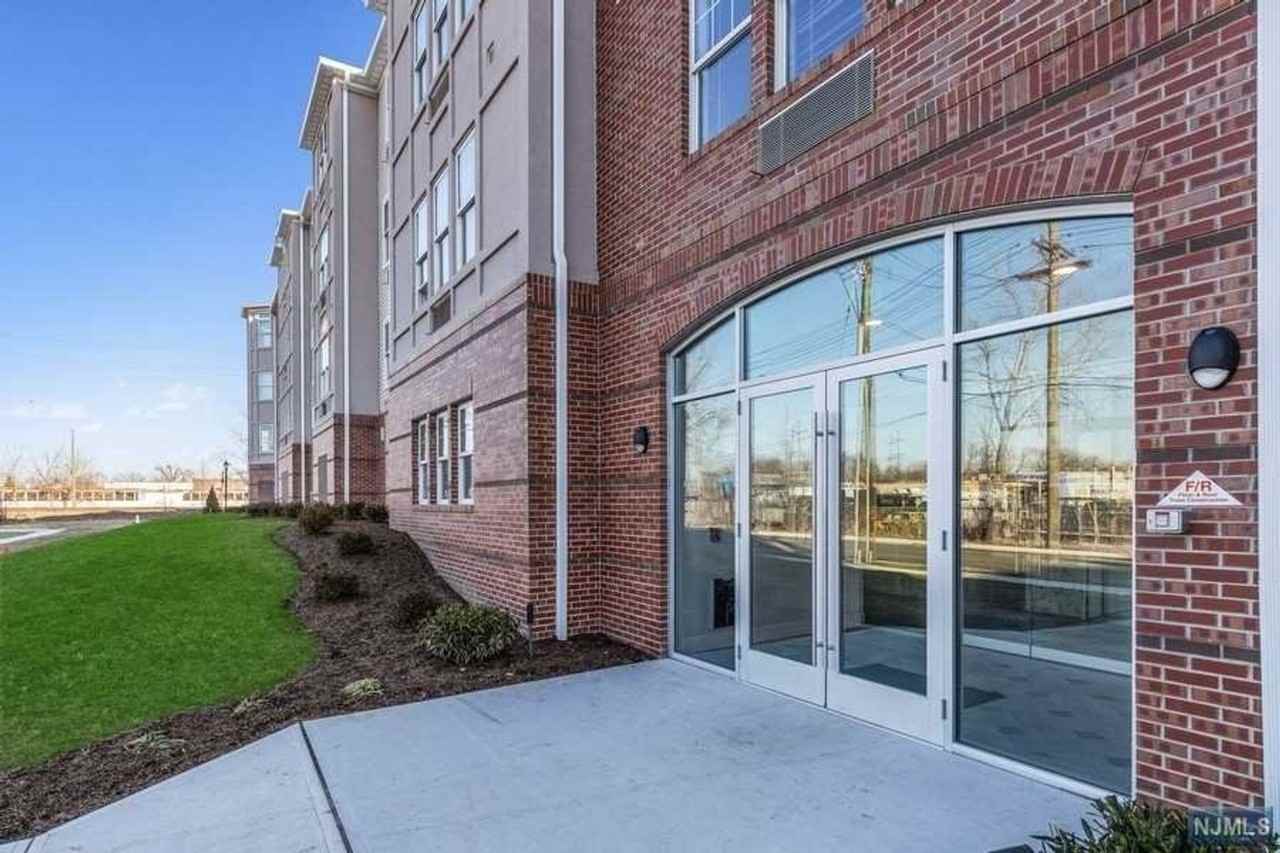 The Grande Saddle Brook - Photo 2 of 9