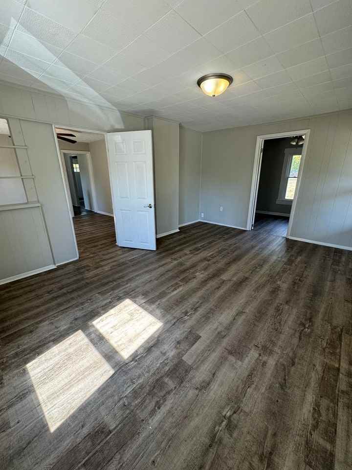 123 S Lansdowne Ave - Photo 2 of 10