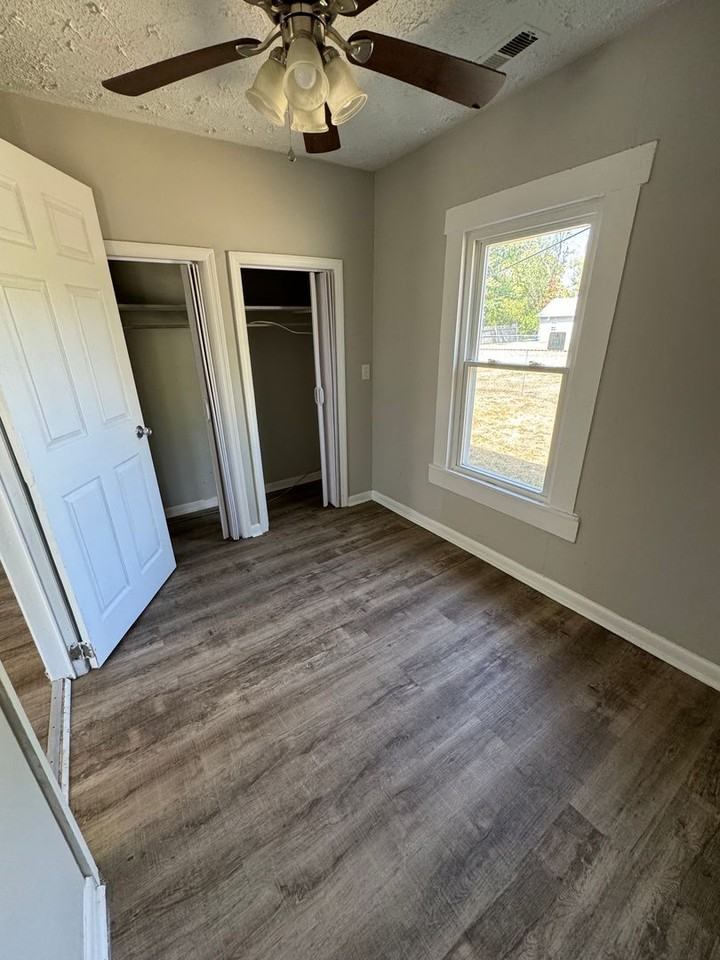 123 S Lansdowne Ave - Photo 3 of 10