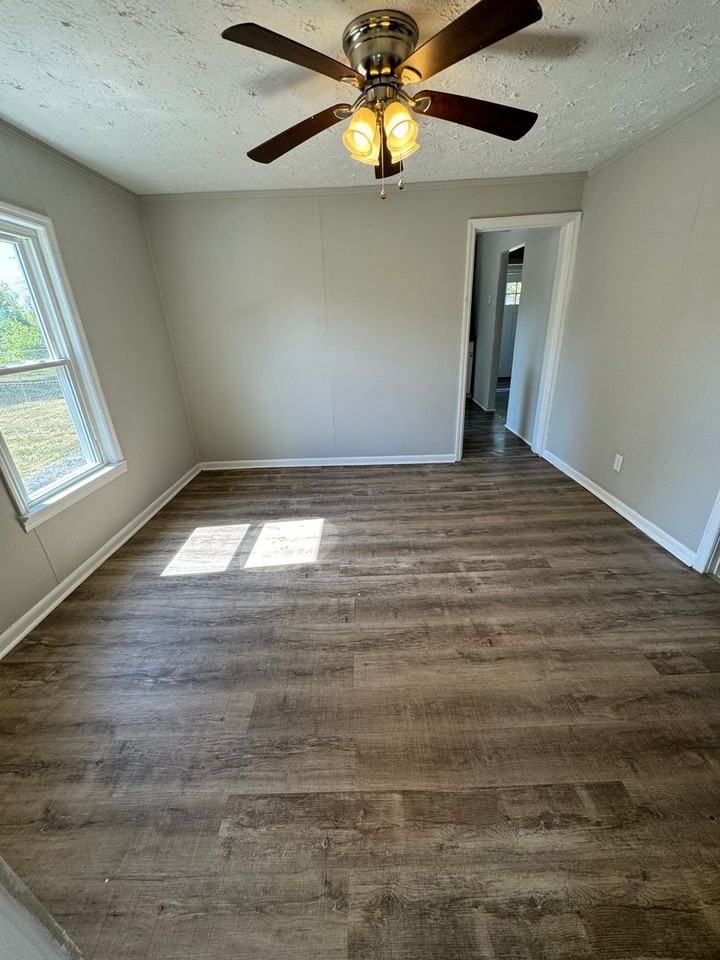 123 S Lansdowne Ave - Photo 4 of 10