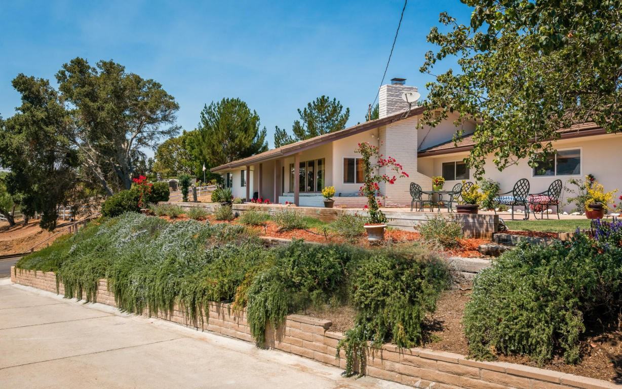 720 Elsinore Dr - Photo 2 of 20