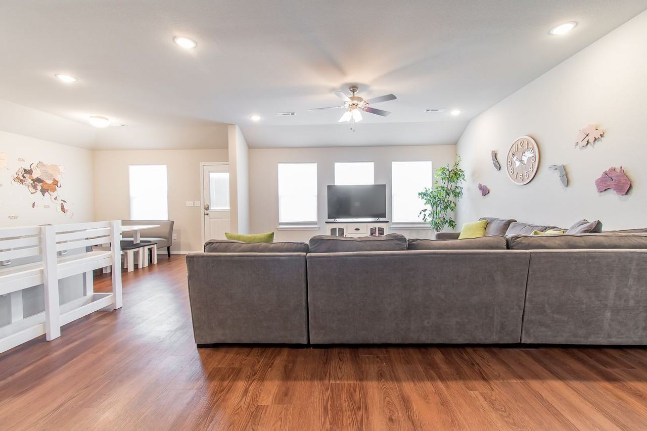 2318 Pinewood Ave - Photo 3 of 22