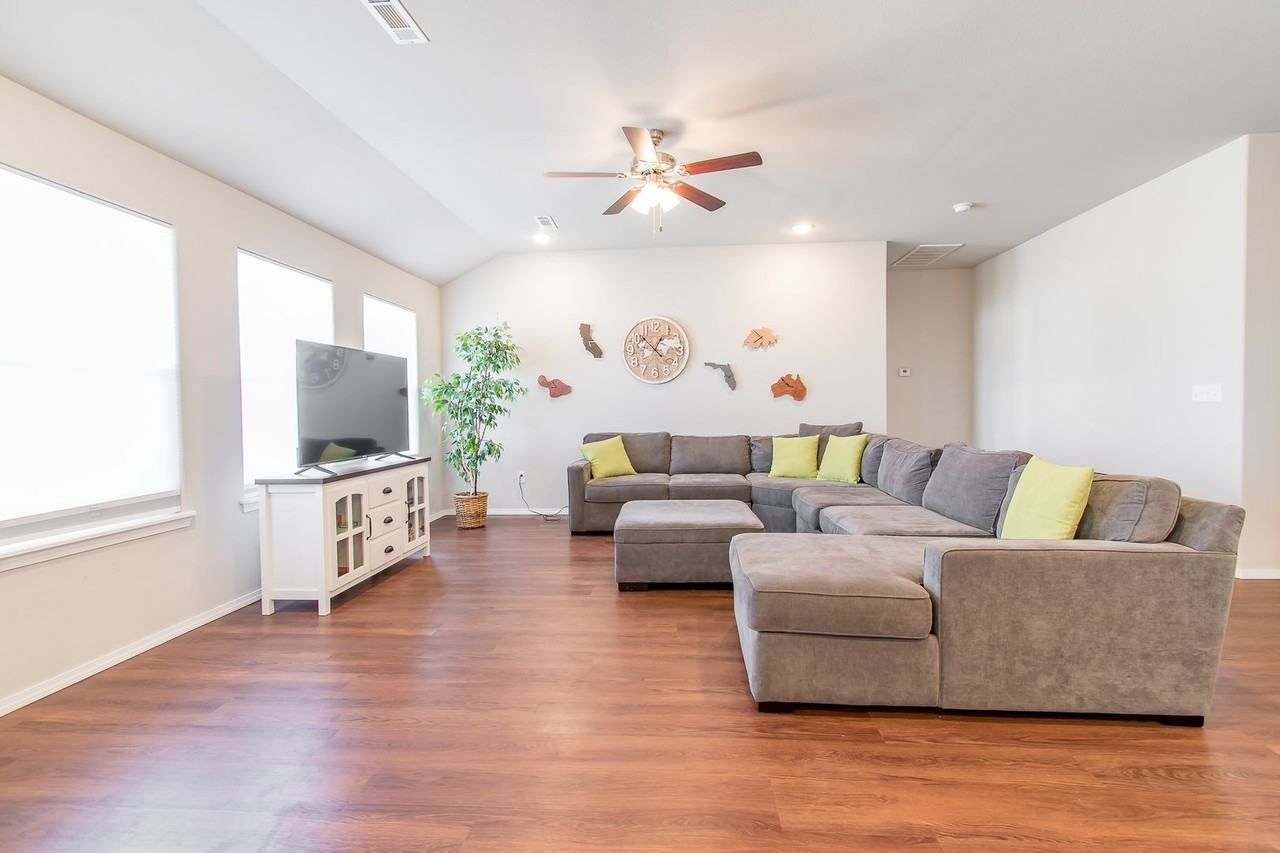 2318 Pinewood Ave - Photo 5 of 22