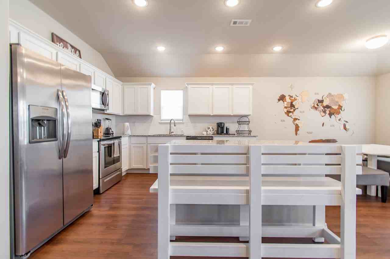 2318 Pinewood Ave - Photo 6 of 22