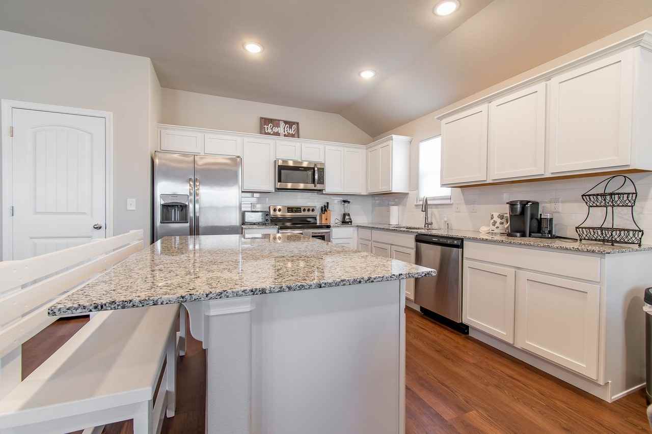 2318 Pinewood Ave - Photo 7 of 22