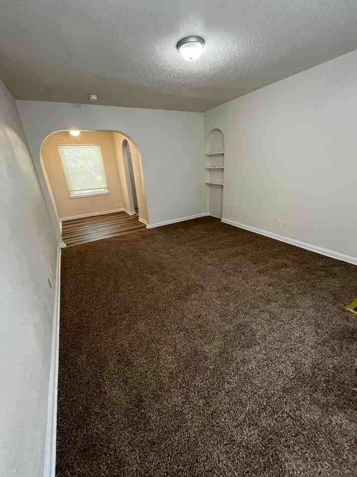 636 S Hydraulic St - Photo 2 of 8